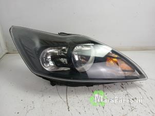 Używane Reflektor prawy Ford Focus 2 1.8 16V Cena € 65,00 Procedura marży oferowane przez Autodemontagebedrijf De Mars