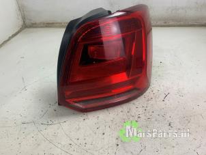 Używane Tylne swiatlo pozycyjne prawe Volkswagen Polo V (6R) 1.2 TSI 16V BlueMotion Technology Cena € 30,00 Procedura marży oferowane przez Autodemontagebedrijf De Mars