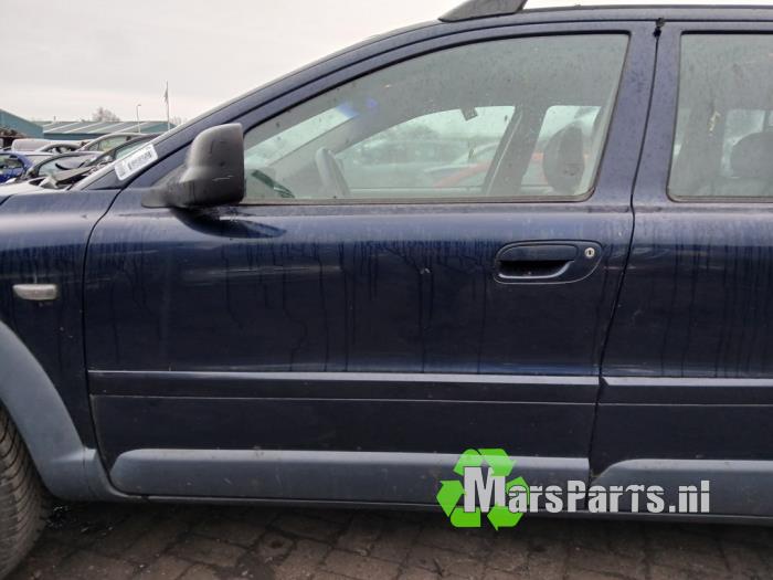 Dörr, 4-dörrars, vänster fram från en Volvo XC70 (SZ) XC70 2.4 T 20V 2001