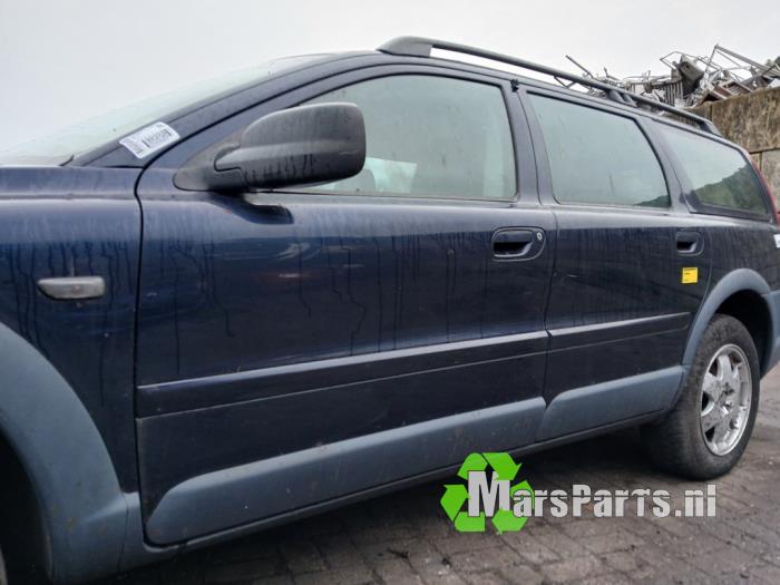 Dörr, 4-dörrars, vänster fram från en Volvo XC70 (SZ) XC70 2.4 T 20V 2001