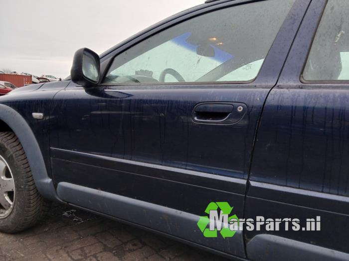 Dörr, 4-dörrars, vänster fram från en Volvo XC70 (SZ) XC70 2.4 T 20V 2001
