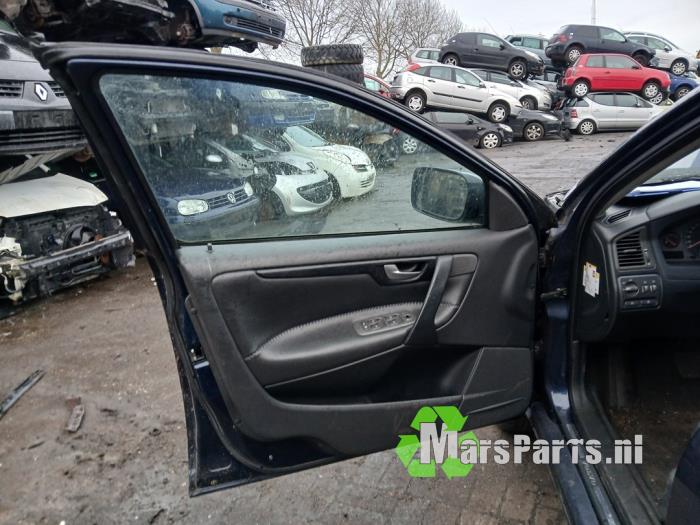 Dörr, 4-dörrars, vänster fram från en Volvo XC70 (SZ) XC70 2.4 T 20V 2001