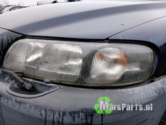 Strålkastare, vänster från en Volvo XC70 (SZ) XC70 2.4 T 20V 2001