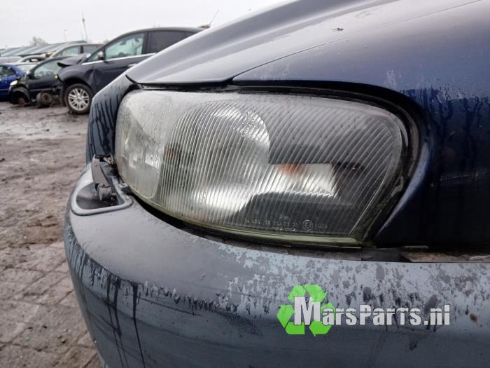 Strålkastare, vänster från en Volvo XC70 (SZ) XC70 2.4 T 20V 2001