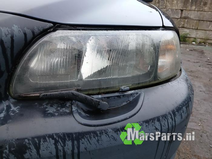 Strålkastare, vänster från en Volvo XC70 (SZ) XC70 2.4 T 20V 2001