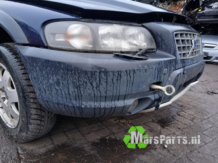 Främre stötfångare från en Volvo XC70 (SZ) XC70 2.4 T 20V 2001