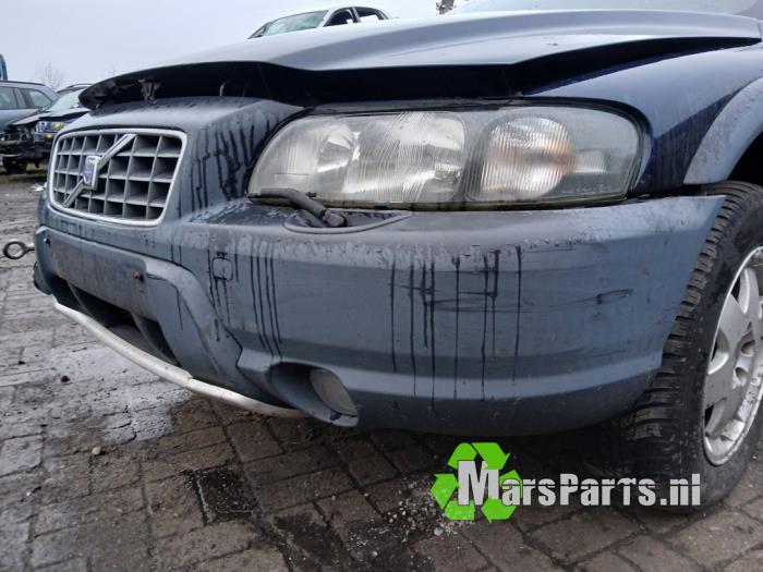 Främre stötfångare från en Volvo XC70 (SZ) XC70 2.4 T 20V 2001