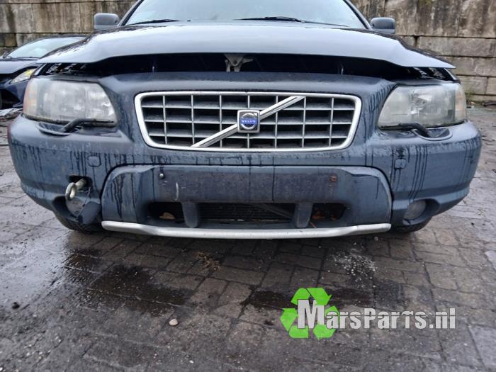 Främre stötfångare från en Volvo XC70 (SZ) XC70 2.4 T 20V 2001