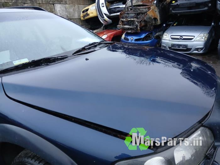 Motorhuv från en Volvo XC70 (SZ) XC70 2.4 T 20V 2001