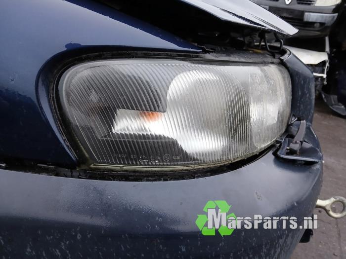 Strålkastare, höger från en Volvo XC70 (SZ) XC70 2.4 T 20V 2001