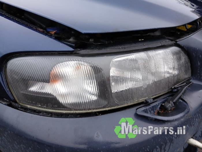 Strålkastare, höger från en Volvo XC70 (SZ) XC70 2.4 T 20V 2001