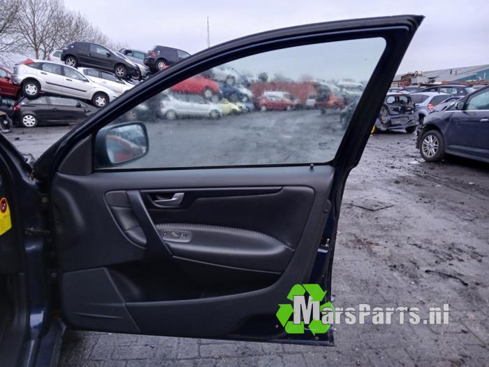 Framdörr, 4-dörrars, höger från en Volvo XC70 (SZ) XC70 2.4 T 20V 2001