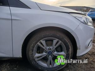 Używane Blotnik prawy przód Ford Focus 3 Wagon 1.0 Ti-VCT EcoBoost 12V 100 Cena na żądanie oferowane przez Autodemontagebedrijf De Mars