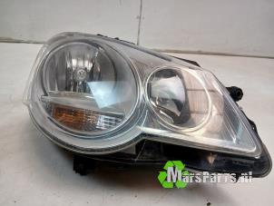 Używane Reflektor prawy Volkswagen Polo IV (9N1/2/3) 1.4 16V Cena € 35,00 Procedura marży oferowane przez Autodemontagebedrijf De Mars