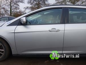 Używane Drzwi lewe przednie wersja 4-drzwiowa Ford Focus 3 Wagon 1.0 Ti-VCT EcoBoost 12V 100 Cena na żądanie oferowane przez Autodemontagebedrijf De Mars