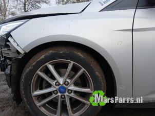 Używane Ekran lewy przód Ford Focus 3 Wagon 1.0 Ti-VCT EcoBoost 12V 100 Cena na żądanie oferowane przez Autodemontagebedrijf De Mars