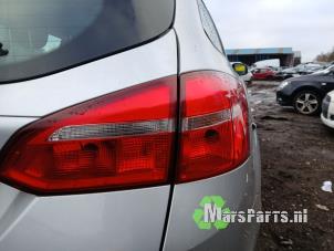 Używane Tylne swiatlo pozycyjne prawe Ford Focus 3 Wagon 1.0 Ti-VCT EcoBoost 12V 100 Cena na żądanie oferowane przez Autodemontagebedrijf De Mars