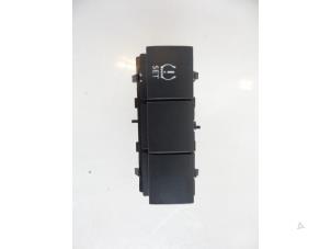 Gebruikte Bandenspanning schakelaar Peugeot 208 I (CA/CC/CK/CL) 1.6 e-HDi FAP Prijs € 10,00 Margeregeling aangeboden door Autobedrijf Broekhuis B.V.