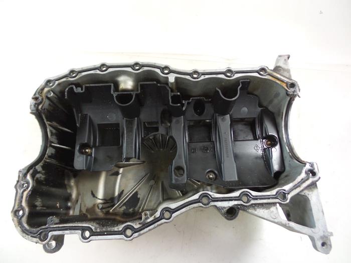 Oljetråg från en Dacia Duster (HS) 1.6 16V 2010