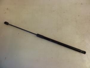 Gebruikte Kofferdekseldemper links-achter Mazda 3 Sport (BL14/BLA4/BLB4) 1.6i MZR 16V Prijs € 10,00 Margeregeling aangeboden door Autobedrijf Broekhuis B.V.