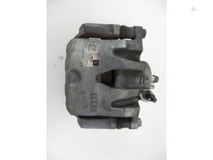 Gebruikte Remklauw (Tang) links-voor Opel Karl 1.0 12V Prijs € 20,00 Margeregeling aangeboden door Autobedrijf Broekhuis B.V.