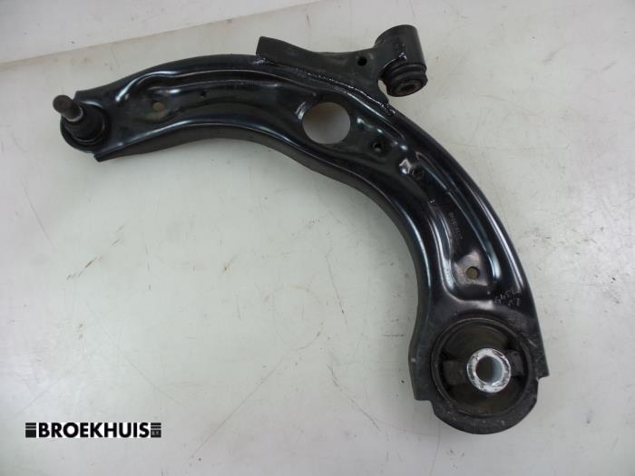 Främre gaffelben, vänster från en Mazda 2 (DJ/DL) 1.5 SkyActiv-G 90 2019