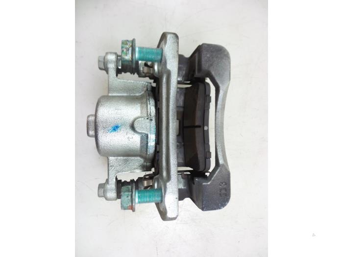 Främre bromsok, vänster från en Mazda 2 (DJ/DL) 1.5 SkyActiv-G 90 2019