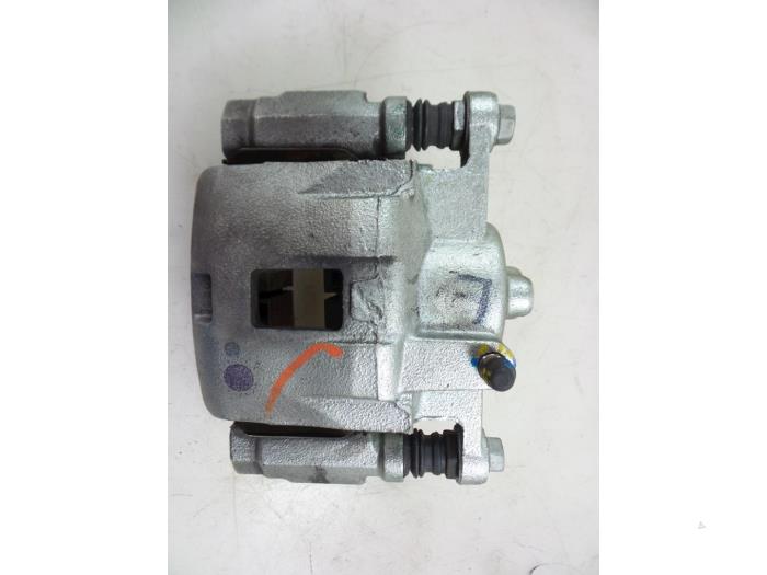 Främre bromsok, vänster från en Mazda 2 (DJ/DL) 1.5 SkyActiv-G 90 2019