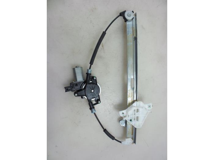 Fönstermekanism, 4-dörrars, vänster fram från en Mazda 2 (DJ/DL) 1.5 SkyActiv-G 90 2019