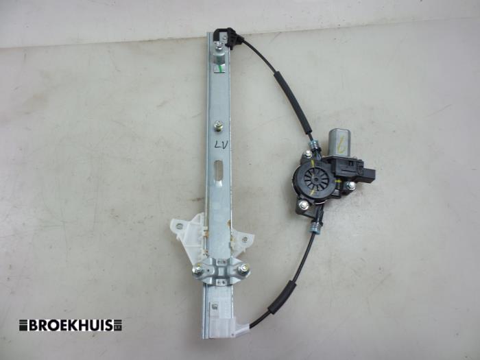 Fönstermekanism, 4-dörrars, vänster fram från en Mazda 2 (DJ/DL) 1.5 SkyActiv-G 90 2019