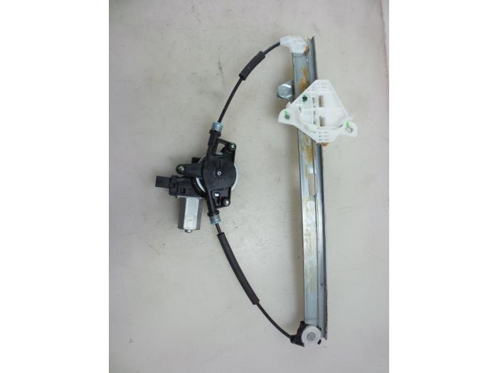 Fönstermekanism, 4-dörrars, höger fram från en Mazda 2 (DJ/DL) 1.5 SkyActiv-G 90 2019
