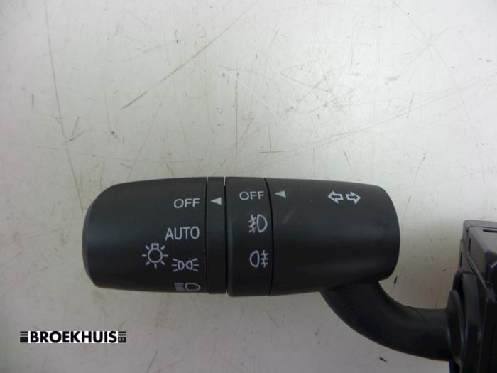 Indikatorbrytare från en Mazda 2 (DJ/DL) 1.5 SkyActiv-G 90 2019