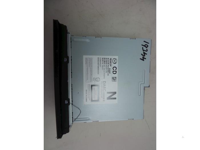 CD-spelare från en Mazda 2 (DJ/DL) 1.5 SkyActiv-G 90 2019