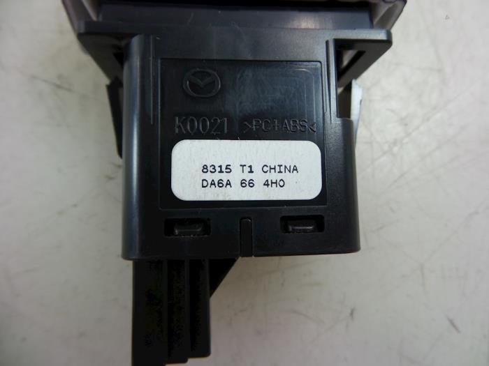 Nödbelysningsbrytare från en Mazda 2 (DJ/DL) 1.5 SkyActiv-G 90 2019