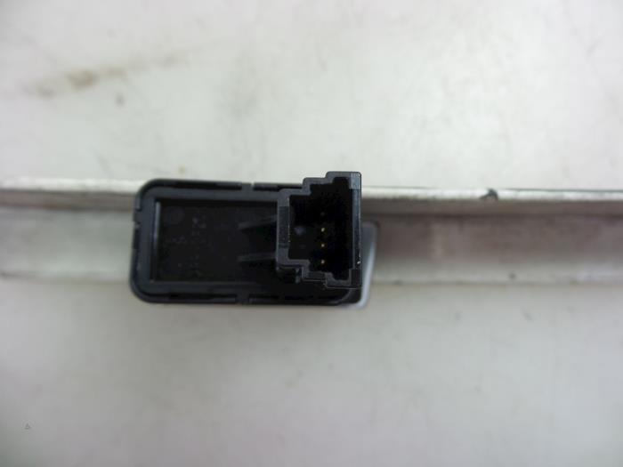 Nödbelysningsbrytare från en Mazda 2 (DJ/DL) 1.5 SkyActiv-G 90 2019