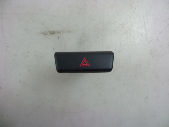 Nödbelysningsbrytare från en Mazda 2 (DJ/DL) 1.5 SkyActiv-G 90 2019