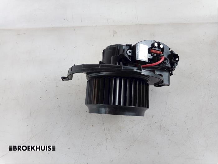 Fläktmotor för uppvärmning och ventilation från en Mercedes-Benz Sprinter 5t (907.6) 319 CDI 3.0 V6 24V RWD 2019