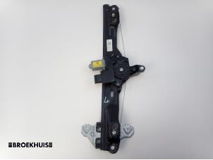 Begagnade Fönstermekanism, 4-dörrars, vänster fram Nissan Qashqai (J11) 1.5 dCi DPF Pris € 80,00 Marginaltabell erbjuds av Autobedrijf Broekhuis B.V.