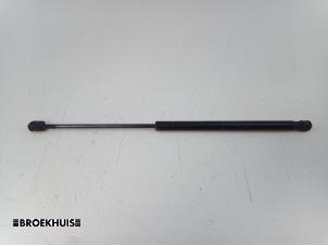 Gebruikte Kofferdekseldemper rechts-achter Mini Mini (R56) 1.4 16V One Prijs € 10,00 Margeregeling aangeboden door Autobedrijf Broekhuis B.V.