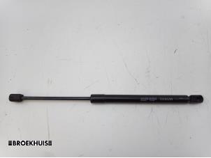 Begagnade Gasfjäder, höger bak Hyundai i20 1.2i 16V Pris € 10,00 Marginaltabell erbjuds av Autobedrijf Broekhuis B.V.