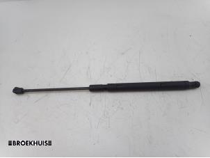 Begagnade Gasfjäder, motorhuv, höger Porsche Panamera (970) 3.0 D V6 24V Pris € 20,00 Marginaltabell erbjuds av Autobedrijf Broekhuis B.V.