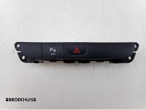 Używane Przelacznik swiatel awaryjnych Jeep Cherokee (KL) 2.2 Multijet II 16V 4x4 Cena € 25,00 Procedura marży oferowane przez Autobedrijf Broekhuis B.V.