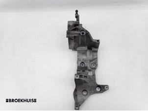 Gebruikte Dynamosteun boven Skoda Superb (3V3) 1.6 TDI Prijs € 25,00 Margeregeling aangeboden door Autobedrijf Broekhuis B.V.