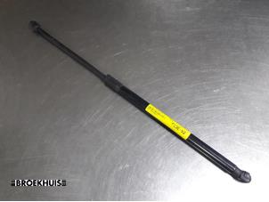 Gebruikte Achterklepdemper links-achter Peugeot 5008 I (0A/0E) 2.0 HDiF 16V Prijs € 15,00 Margeregeling aangeboden door Autobedrijf Broekhuis B.V.