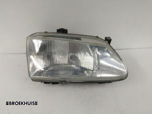 Gebruikte Koplamp rechts Renault Megane Scénic (JA) 1.6 RT Prijs € 15,00 Margeregeling aangeboden door Autobedrijf Broekhuis B.V.