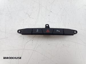 Gebruikte Paniekverlichtings Schakelaar Opel Insignia Sports Tourer 2.0 CDTI 16V 120 ecoFLEX Prijs € 15,00 Margeregeling aangeboden door Autobedrijf Broekhuis B.V.