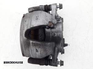 Gebruikte Remklauw (Tang) rechts-voor Mercedes A (177.0) 2.0 A-250 Turbo 16V Prijs € 175,00 Margeregeling aangeboden door Autobedrijf Broekhuis B.V.