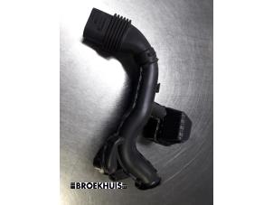 Gebruikte Aanzuigslang Lucht Renault Twingo III (AH) 1.0 SCe 70 12V Prijs € 20,00 Margeregeling aangeboden door Autobedrijf Broekhuis B.V.