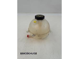 Gebruikte Expansievat Opel Insignia Sports Tourer 1.5 Turbo 16V 165 Prijs € 25,00 Margeregeling aangeboden door Autobedrijf Broekhuis B.V.