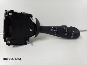 Gebruikte Ruitenwis Schakelaar Renault Captur (2R) 0.9 Energy TCE 12V Prijs € 35,00 Margeregeling aangeboden door Autobedrijf Broekhuis B.V.